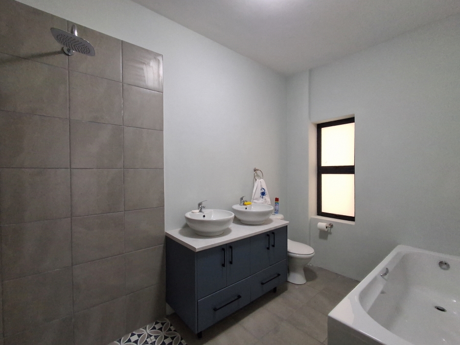 5 Bedroom Property for Sale in Stilbaai Oos Western Cape